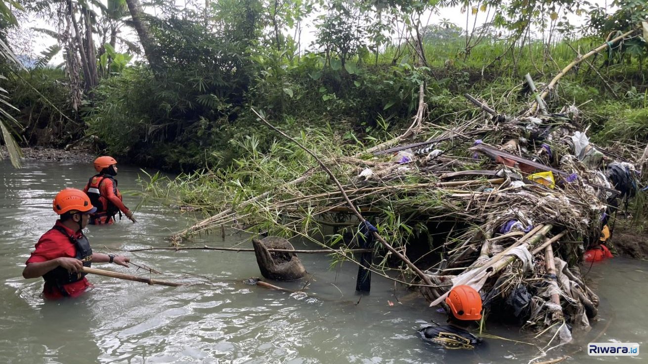 SAR gabungan menyisir Sungai Tajum di Desa Cihonje, Kecamatan Gumelar, Banyumas untuk menemukan warga yang dilaporkan hilang.